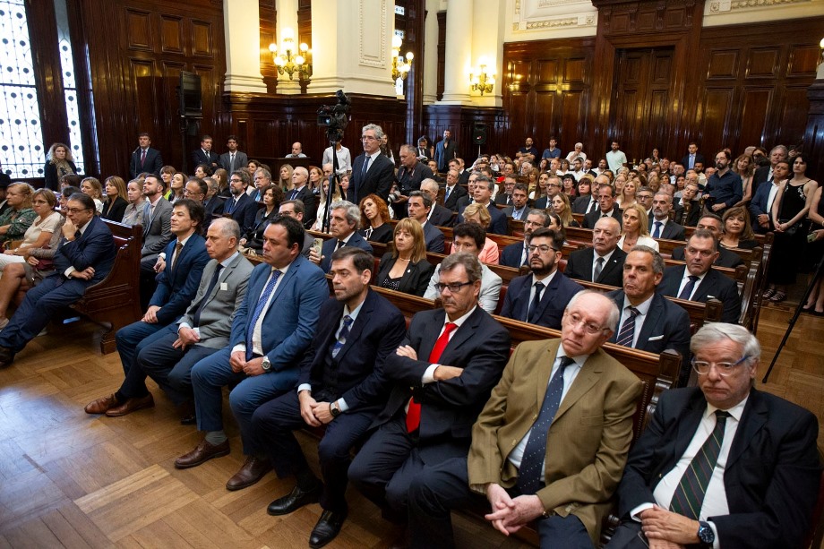 Autoridades del CMF durante la jura de los nuevos peritos.