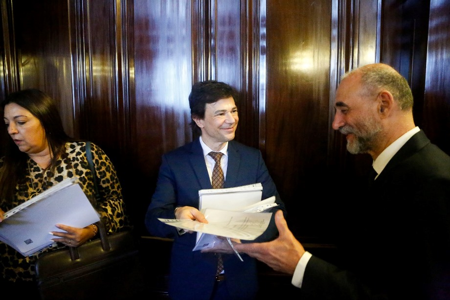 El decano del CMF entrega los certificados a los peritos