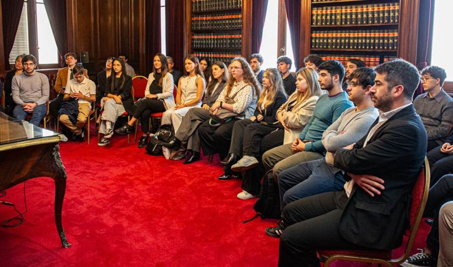 Estudiantes de la carrera de abogacía de la Universidad de Buenos Aires en el Salón Carmen Argibay.