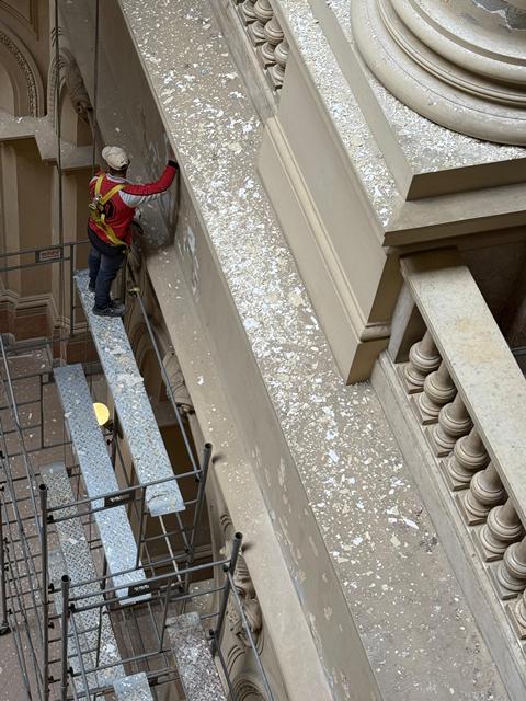 Tareas de restauración en el Salón de los Pasos Perdidos.