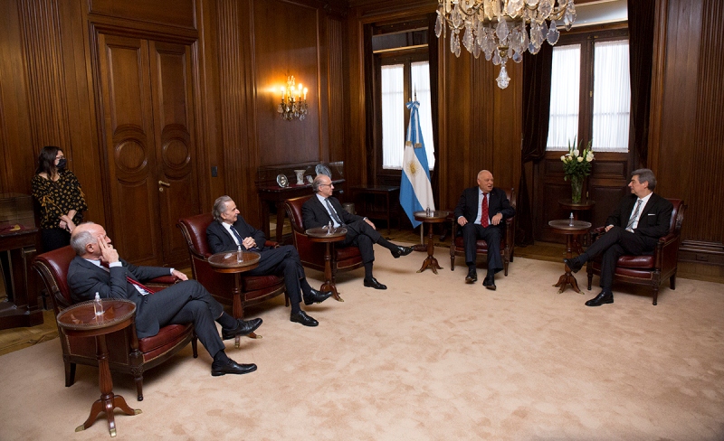 Los ministros de la Corte y el presidente de la CIDH en el Salón Embajadores.