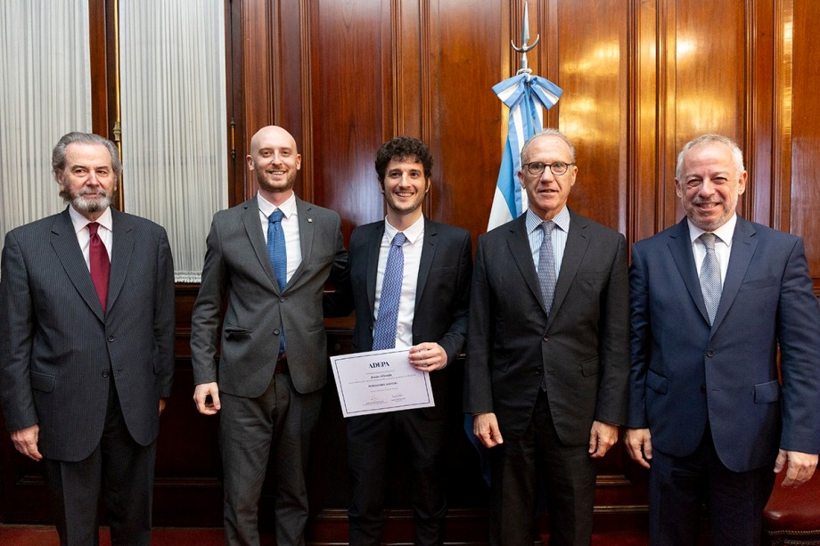 Jesús Allende, distinguido por su nota El argentino que creó un algoritmo que podría revolucionar la Justicia penal. A su lado, Mielnik, creador del algoritmo.