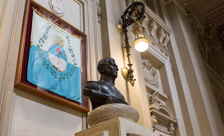 El busto de San Martín es obra de Luis César Perlotti.