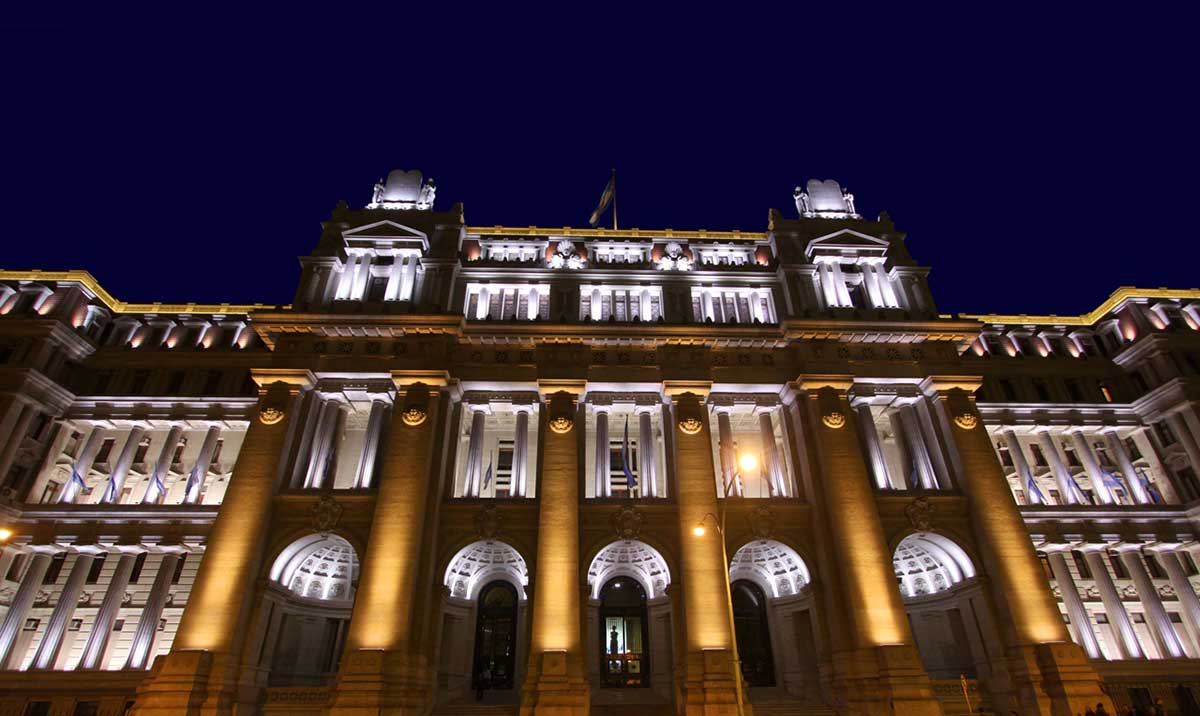 Palacio de justicia nocturno